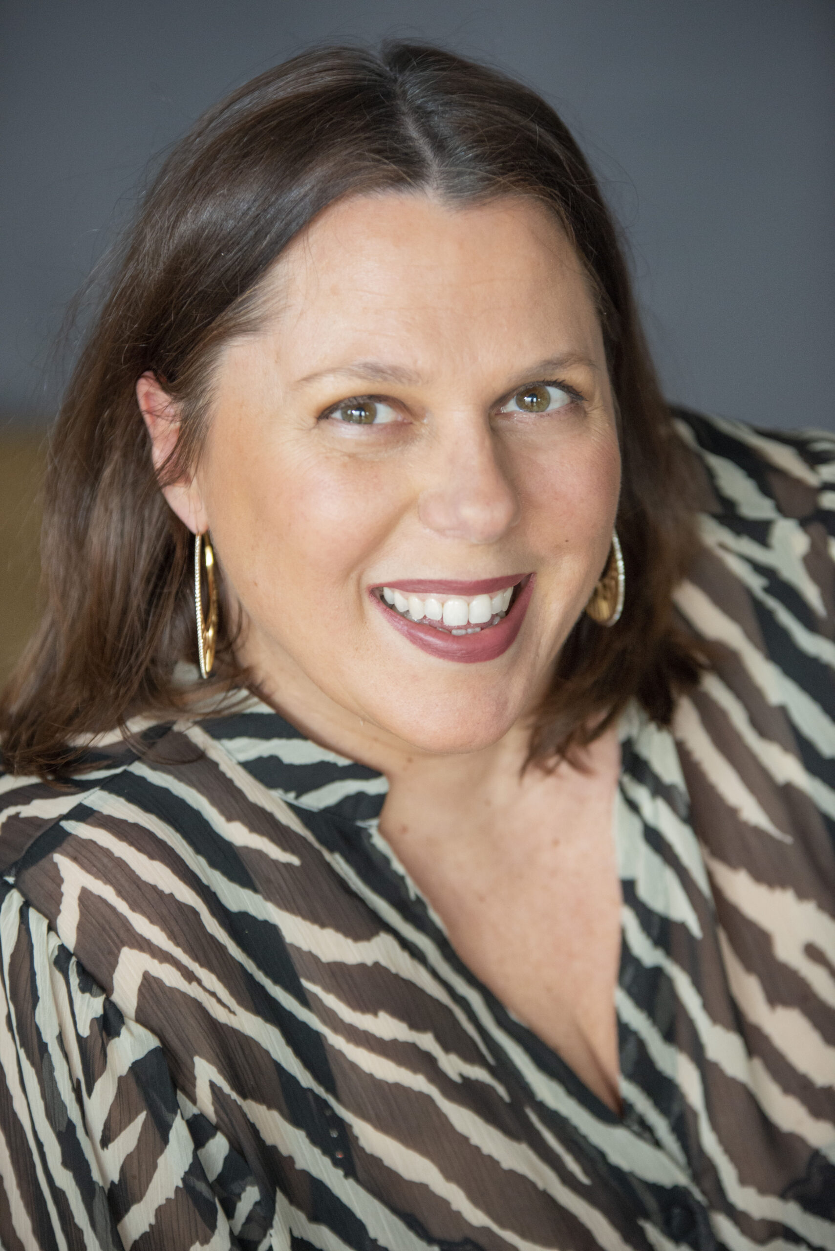 Photo de la coach, souriante et rassurante, en train d'écrire.